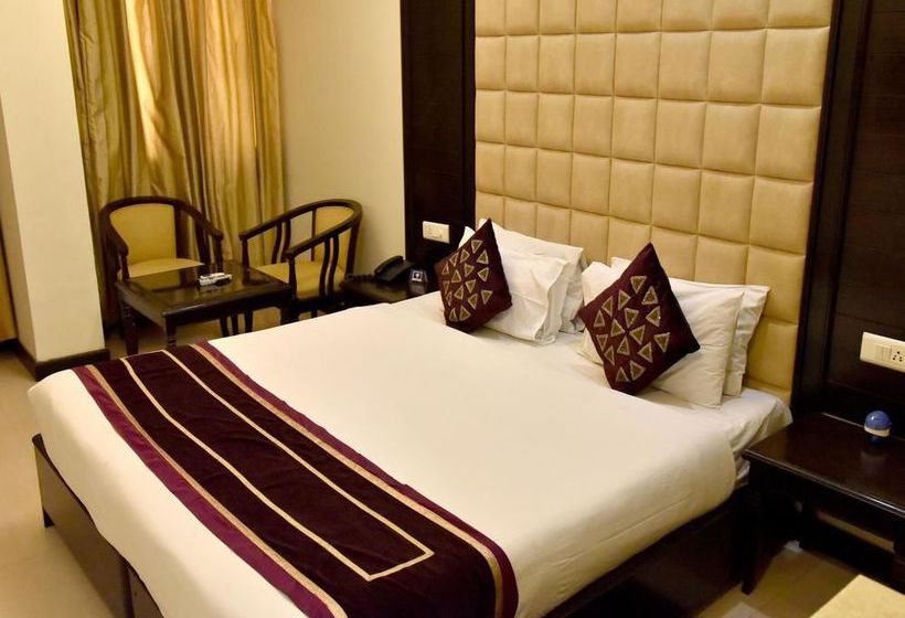 Hotel Oyo Premium Sector 43 B 8