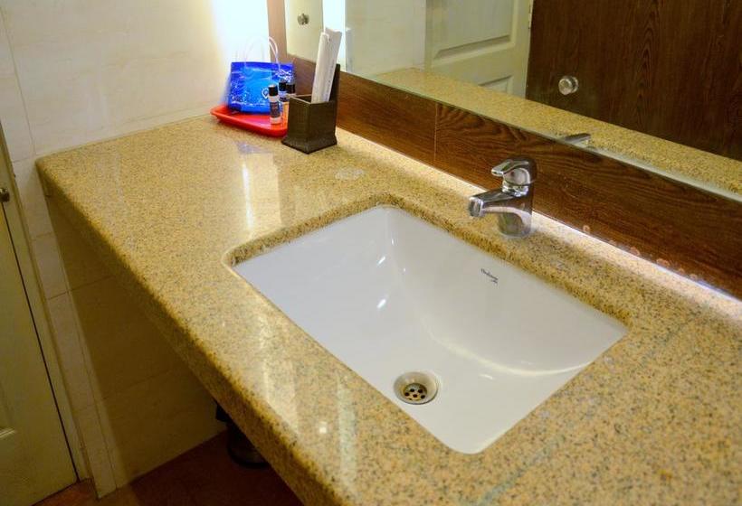 Hotel Oyo Premium Mall Road Cantt 3