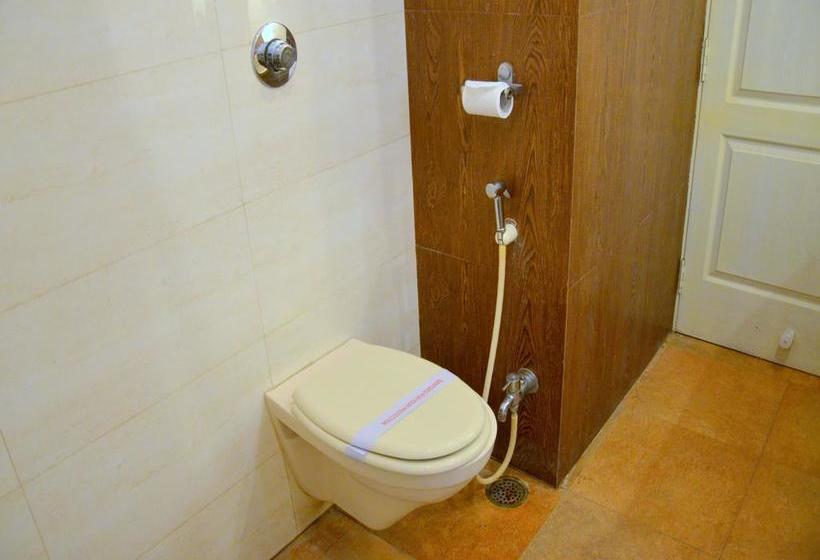 Hotel Oyo Premium Mall Road Cantt 4