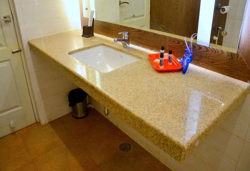 Hotel Oyo Premium Mall Road Cantt 5