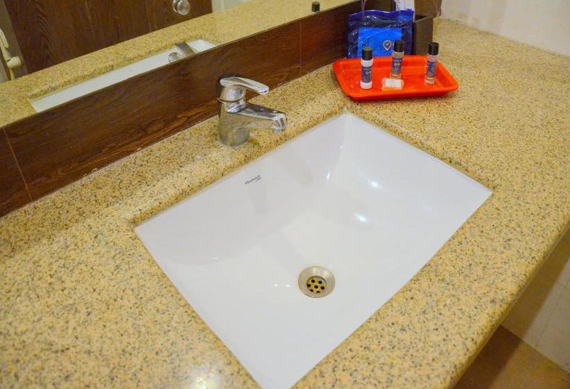 Hotel Oyo Premium Mall Road Cantt 6