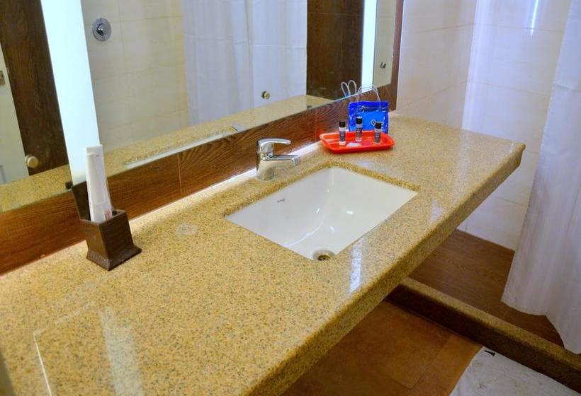 Hotel Oyo Premium Mall Road Cantt 7