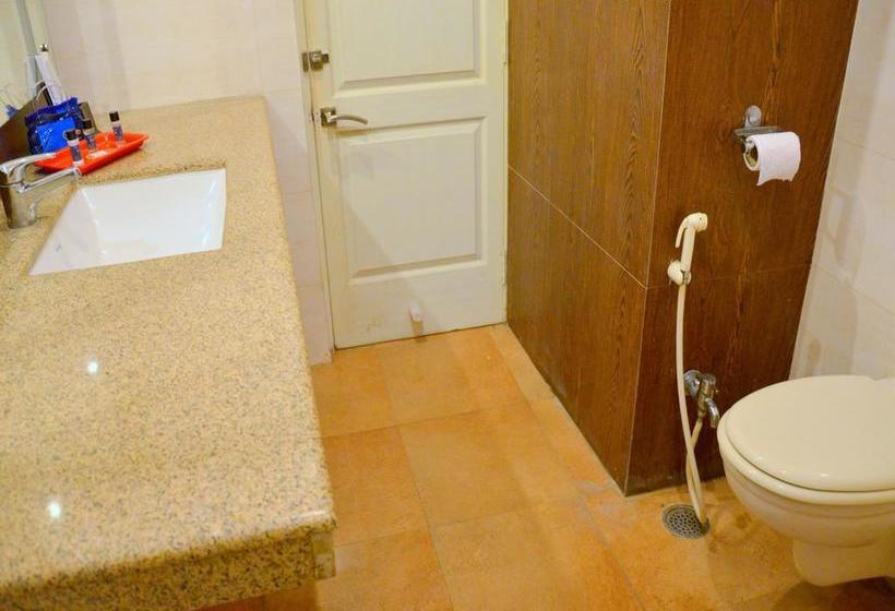 Hotel Oyo Premium Mall Road Cantt 9