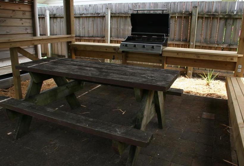 Burgundy Rose Motel 6