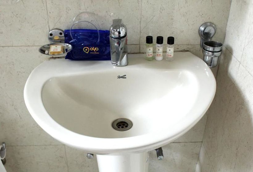 Hotel Oyo Rooms Near Galleria Market 12