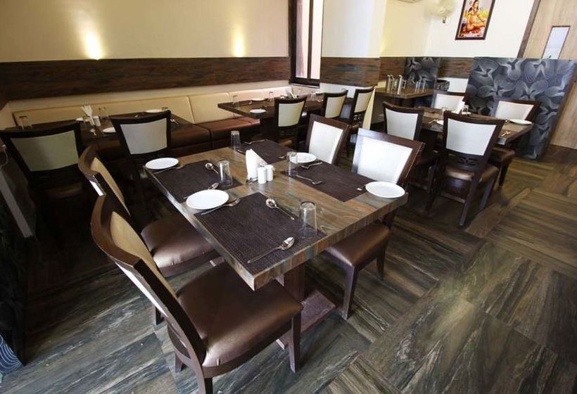 Hotel Oyo Premium Home Guard Chowk Dwarka 9