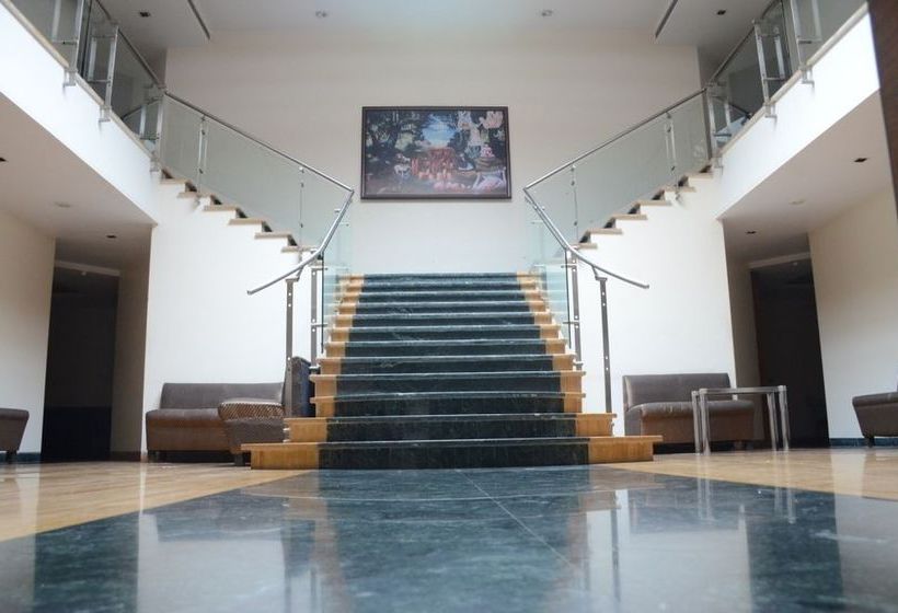 Hotel Oyo Premium Near Osho Ashram Koregaon Park 4