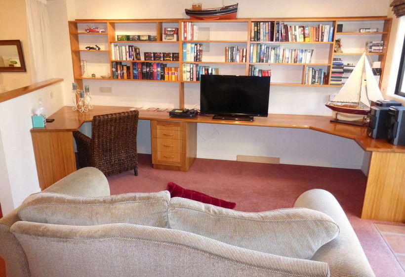 Oamaru House Bed And Breakfast 4