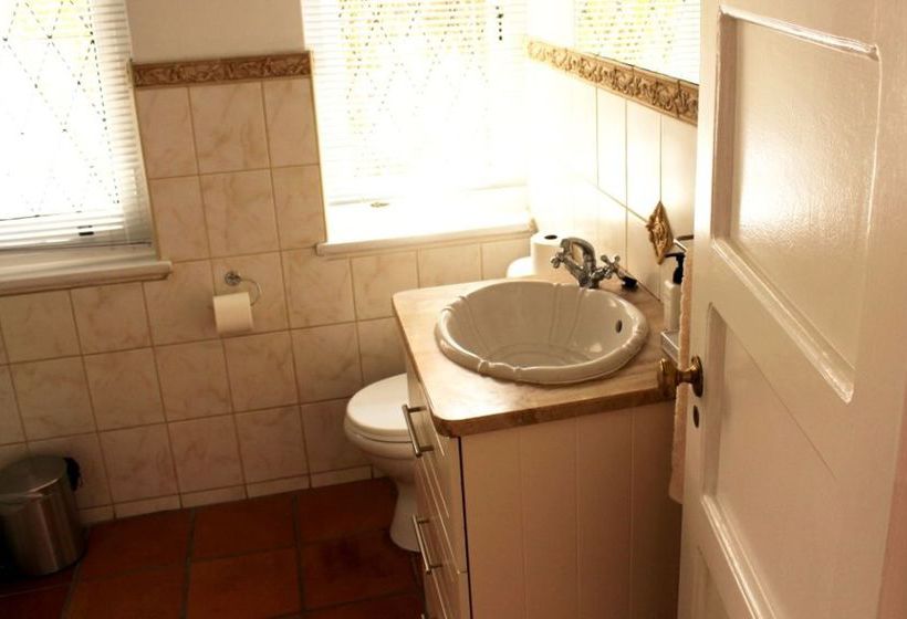 Pension Whispering Oaks Guest House 1