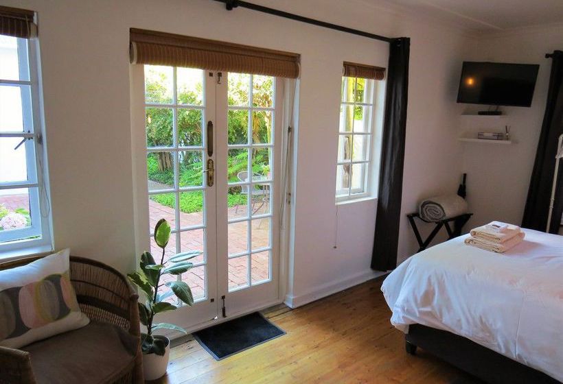 Pension Whispering Oaks Guest House 10