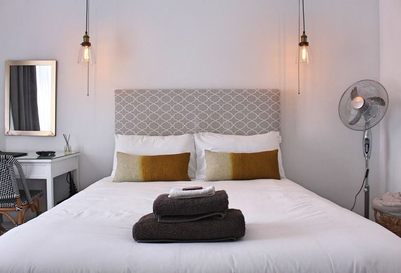 Pension Whispering Oaks Guest House 12