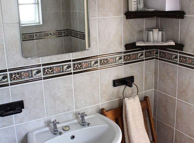 Pension Whispering Oaks Guest House 14