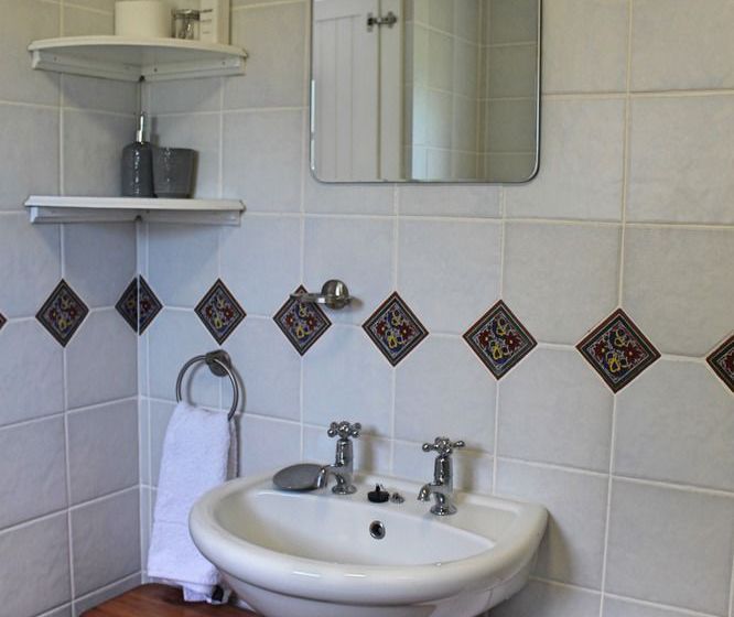 Pension Whispering Oaks Guest House 16