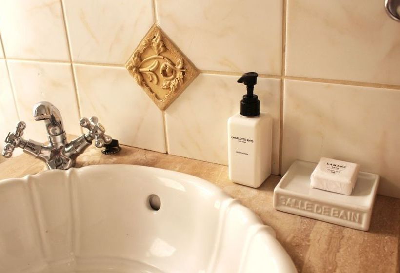 Pension Whispering Oaks Guest House 2