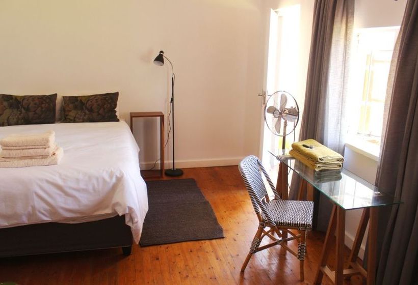 Pension Whispering Oaks Guest House 3