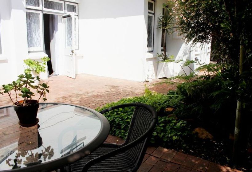 Pension Whispering Oaks Guest House 6