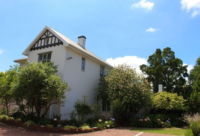 Pension Whispering Oaks Guest House 8