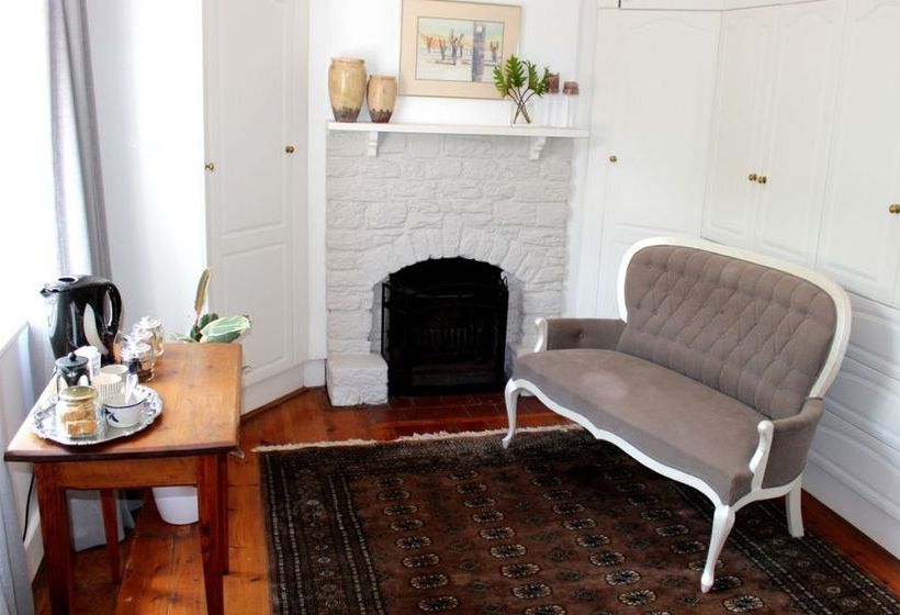 Pension Whispering Oaks Guest House 9