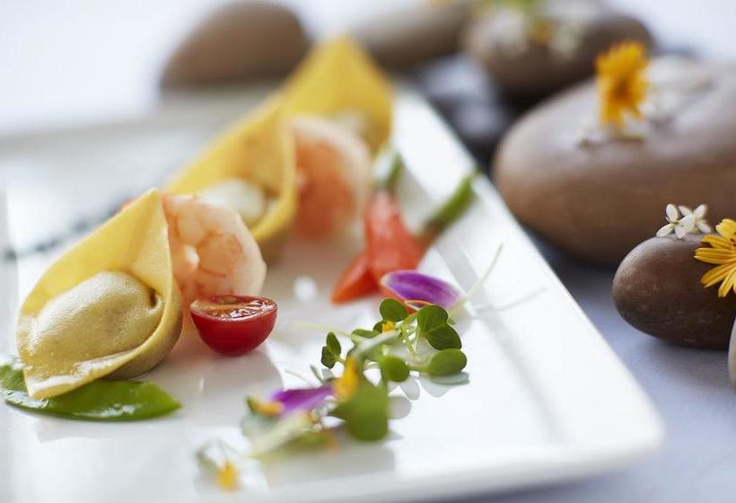 Hotel Vivanta By Taj Guwahati 4