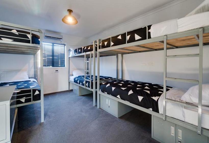 Hostel Innbetween Lodge And Backpackers 1