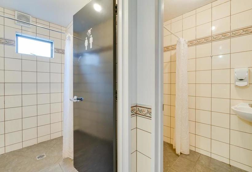 Hostel Innbetween Lodge And Backpackers 10