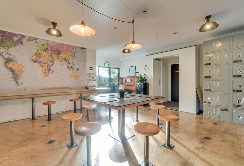 Hostel Innbetween Lodge And Backpackers 11