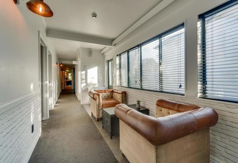 Hostel Innbetween Lodge And Backpackers 13