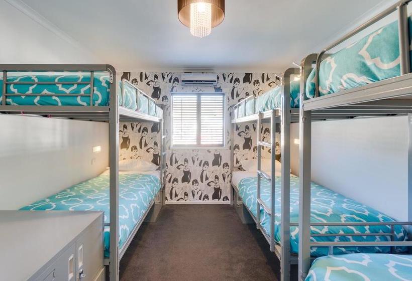 Hostel Innbetween Lodge And Backpackers 15