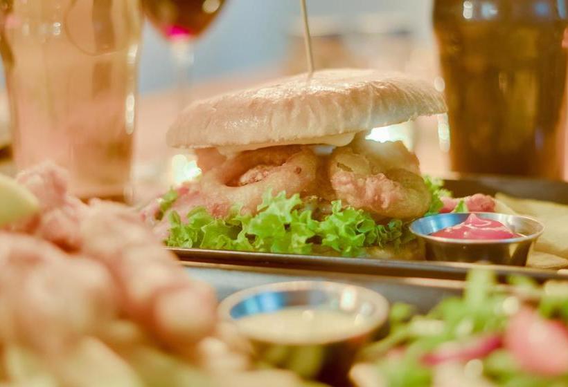 Hostel Innbetween Lodge And Backpackers 18