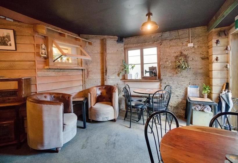 Hostel Innbetween Lodge And Backpackers 19