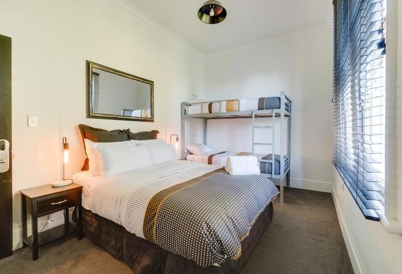 Hostel Innbetween Lodge And Backpackers 3