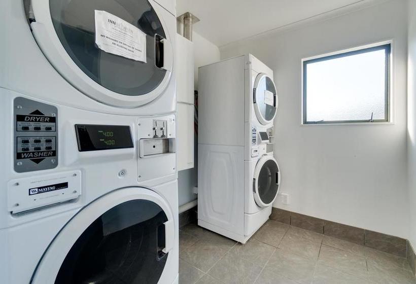 Hostel Innbetween Lodge And Backpackers 5