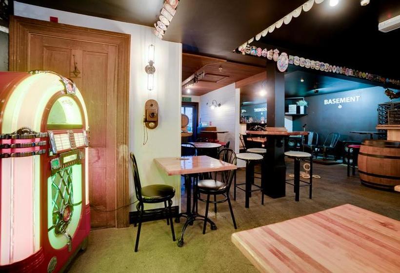 Hostel Innbetween Lodge And Backpackers 6