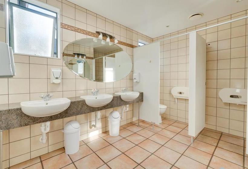 Hostel Innbetween Lodge And Backpackers 7