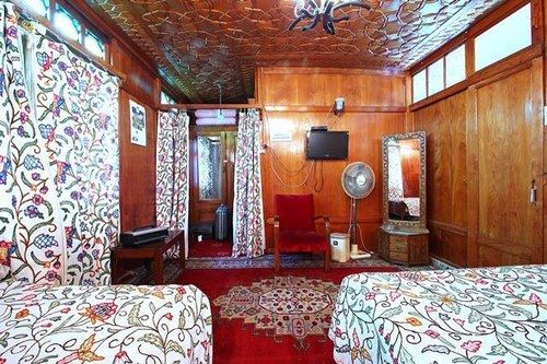 Hotel Lily Of Nageen 5