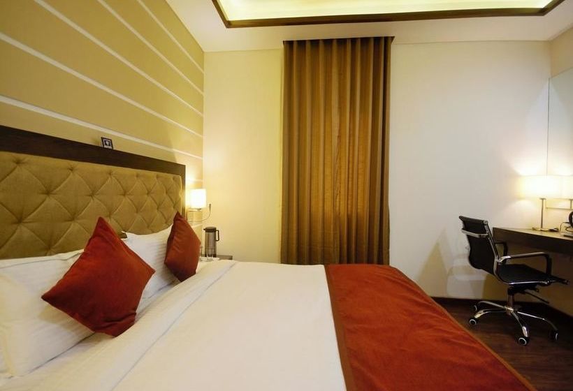 Hotel Oyo Premium Shahibaug Airport Road 11
