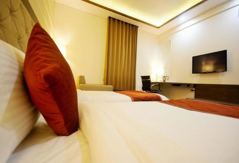 Hotel Oyo Premium Shahibaug Airport Road 14