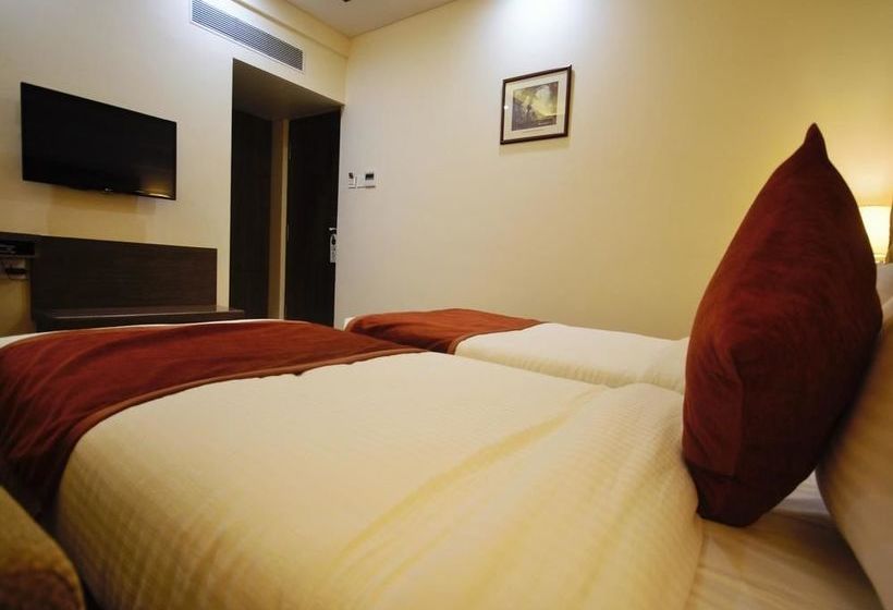 Hotel Oyo Premium Shahibaug Airport Road 7