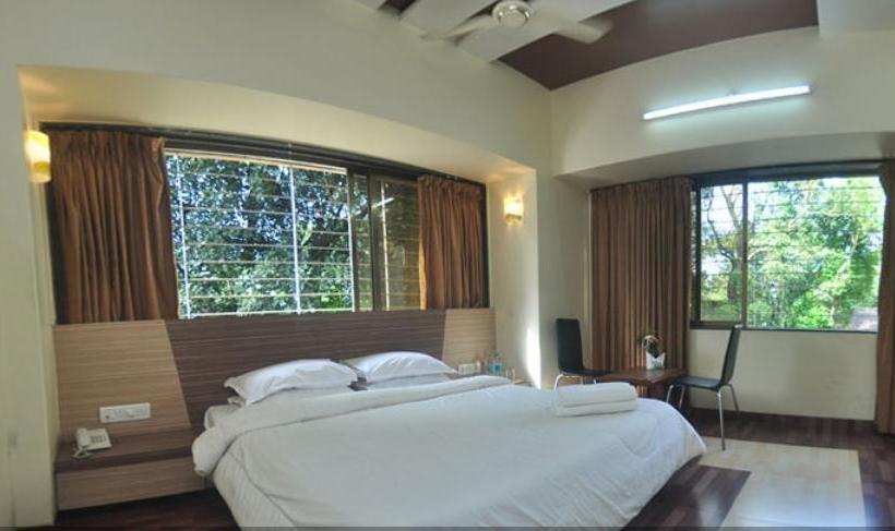 Hotel Oyo Premium Mumbai Pune Highway Lonavala 9