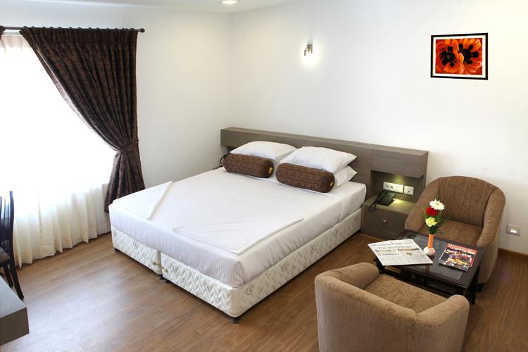 Hotel Oyo Premium Convent Road Bsnl Junction 11