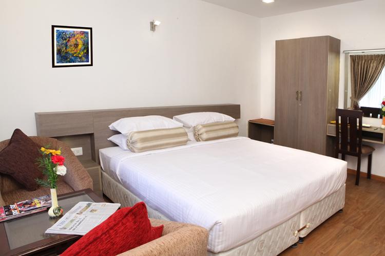 Hotel Oyo Premium Convent Road Bsnl Junction 2