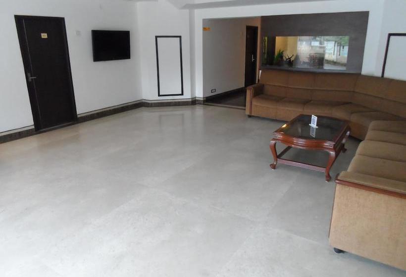 Hotel Oyo Premium Convent Road Bsnl Junction 9