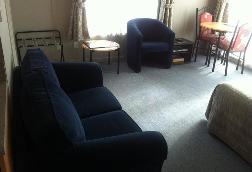 Courtesy Court Motel 16