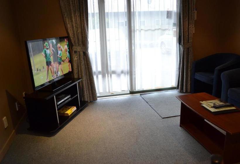 Courtesy Court Motel 18