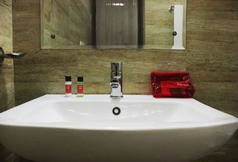 Hotel Oyo Rooms Near Paras Hospital 11