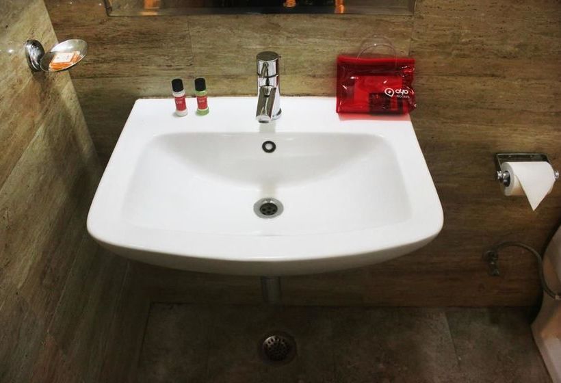 Hotel Oyo Rooms Near Paras Hospital 12