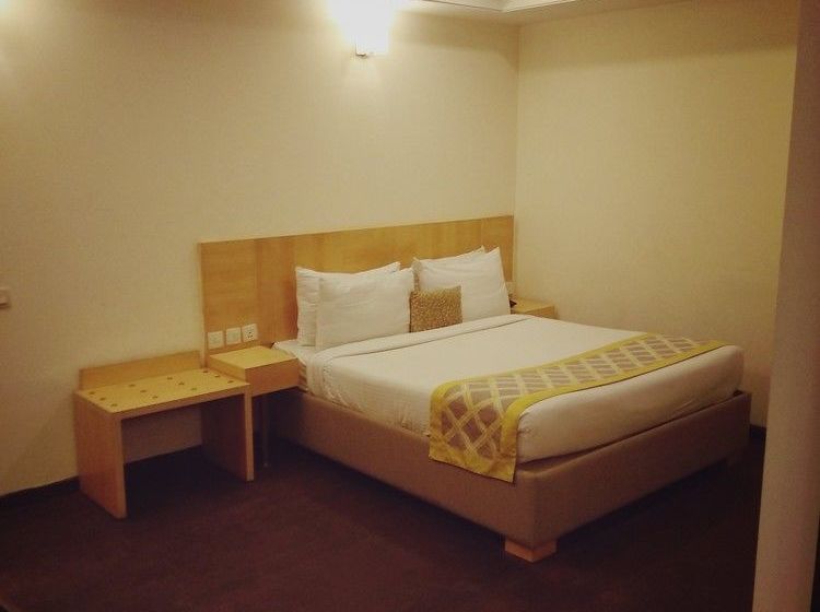 Hotel Stately Suites NH 8 20