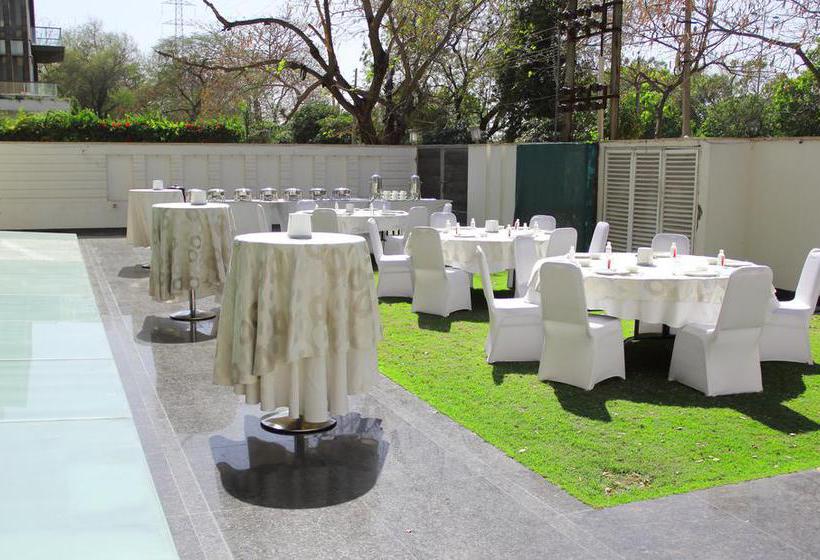 Hotel Stately Suites NH 8 4