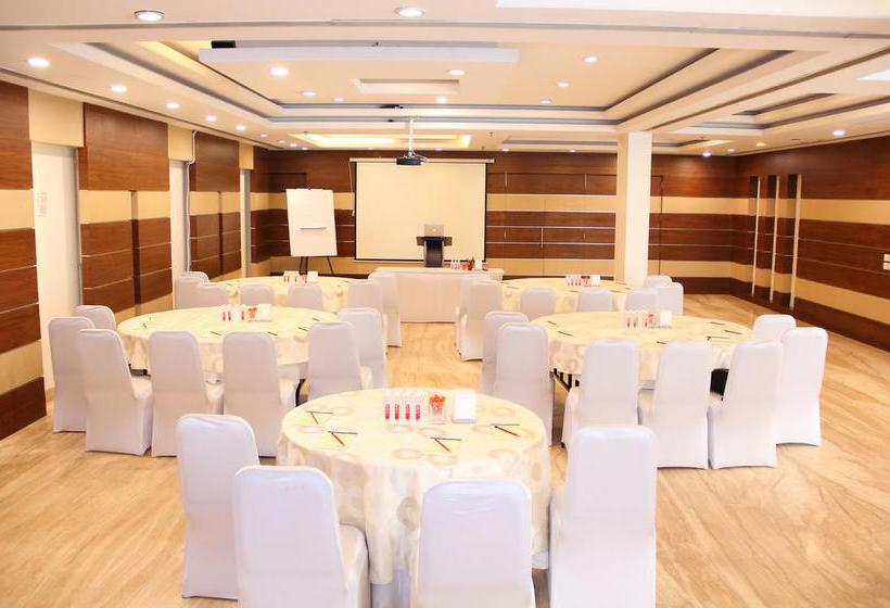 Hotel Stately Suites NH 8 5