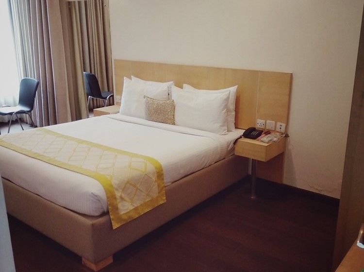 Hotel Stately Suites NH 8 9